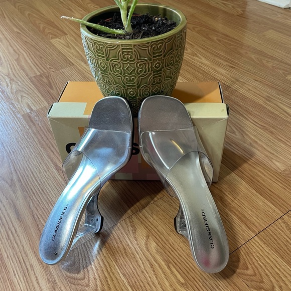 Classified see-thru lucite clear 7.5 M heels like new in box - Picture 5 of 8